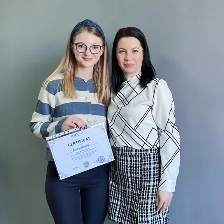 Poză cu absolvent al cursurilor de contabilitate online oferite de Educont