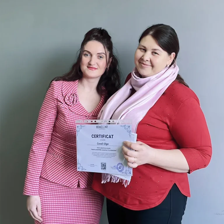 Persoană afisând certificatul obtinut la finalizarea cursurilor Educont de contabilitate