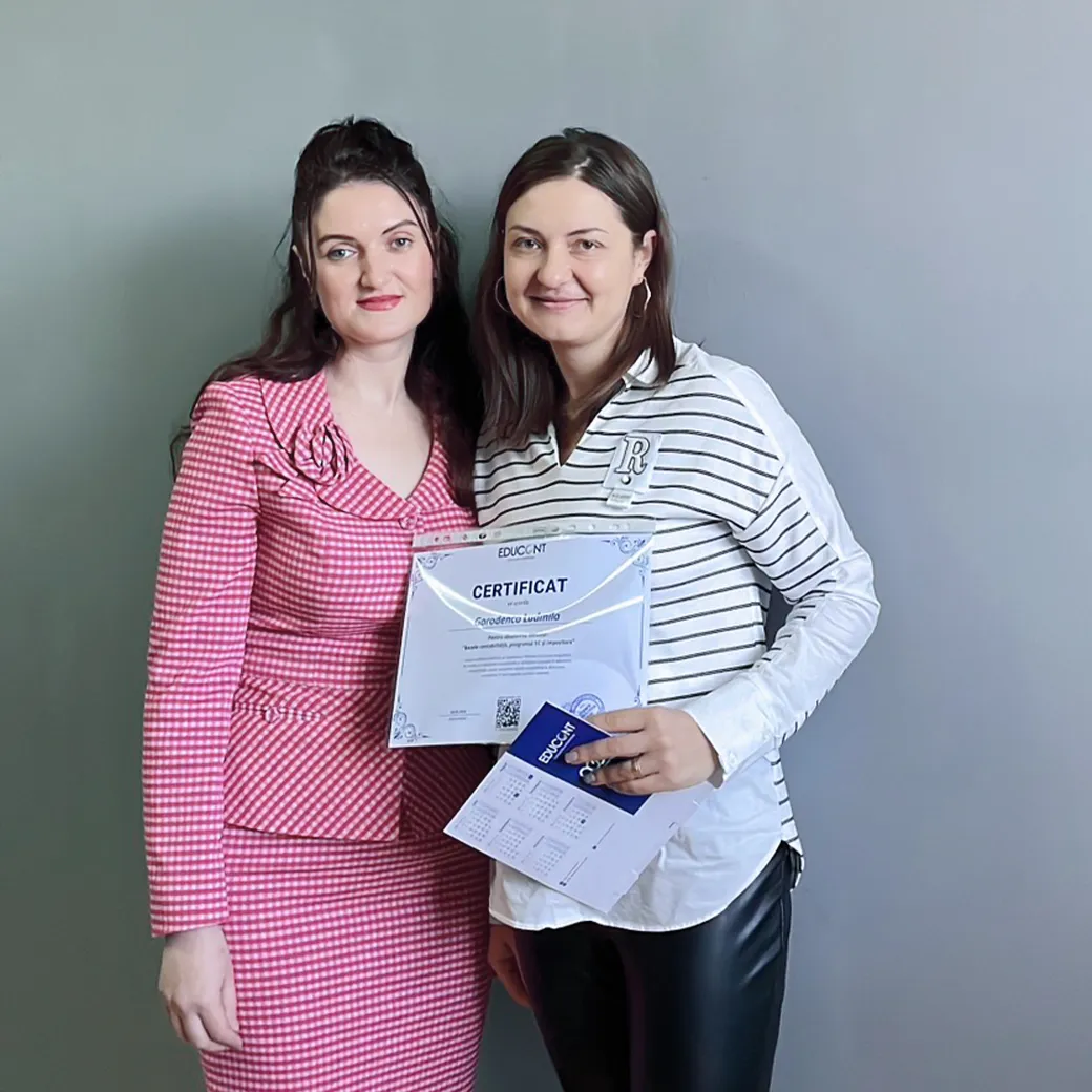 Certificatul Educont înmânat unui participant la programul de formare în contabilitate
