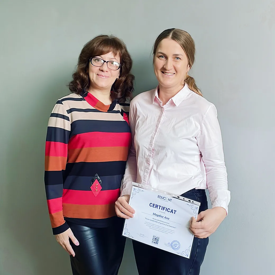 Absolvent al cursului de contabilitate Educont tinând certificatul de absolvire