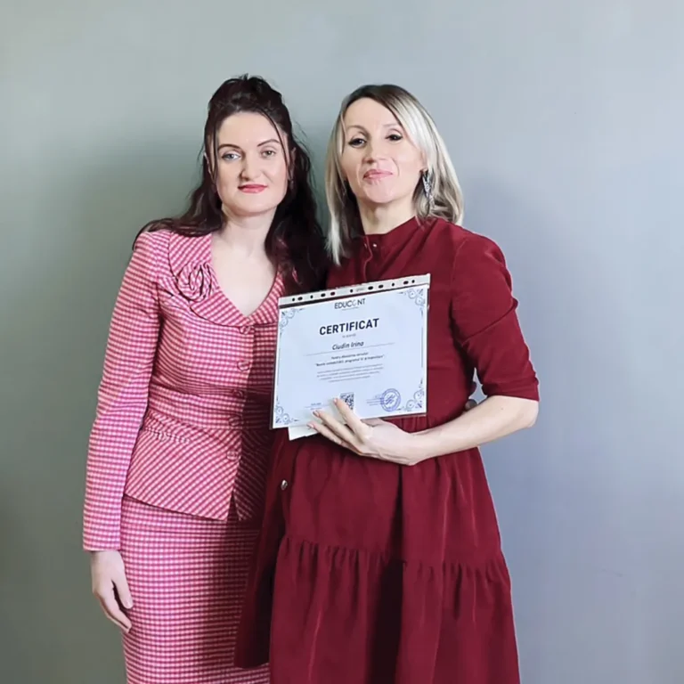 Absolvent al instruirii la distantă în contabilitate Educont, afisând diploma