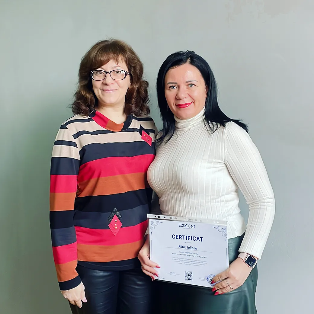 Un nou specialist contabil format la Educont prezentând certificarea obtinută